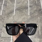 Laiade plastikraamidega naiste päikeseprillid