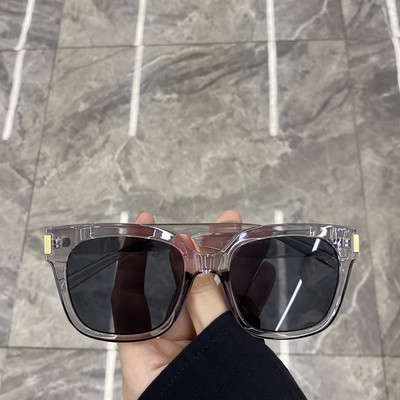 Laiade plastikraamidega naiste päikeseprillid