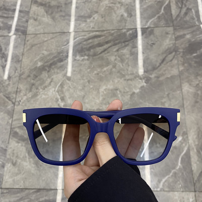 Laiade plastikraamidega naiste päikeseprillid