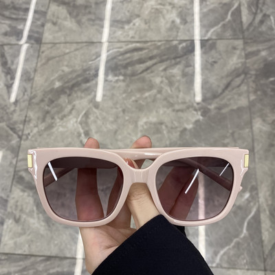 Laiade plastikraamidega naiste päikeseprillid