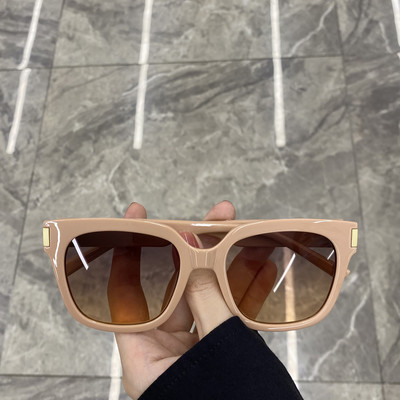 Laiade plastikraamidega naiste päikeseprillid