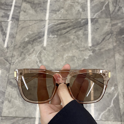 Laiade plastikraamidega naiste päikeseprillid