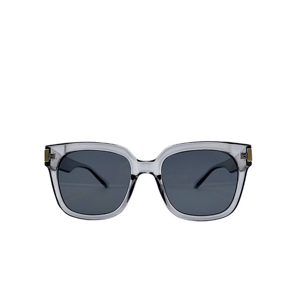 Laiade plastikraamidega naiste päikeseprillid