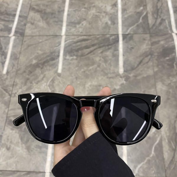 Ovaalse kujuga naiste prillid uus mudel