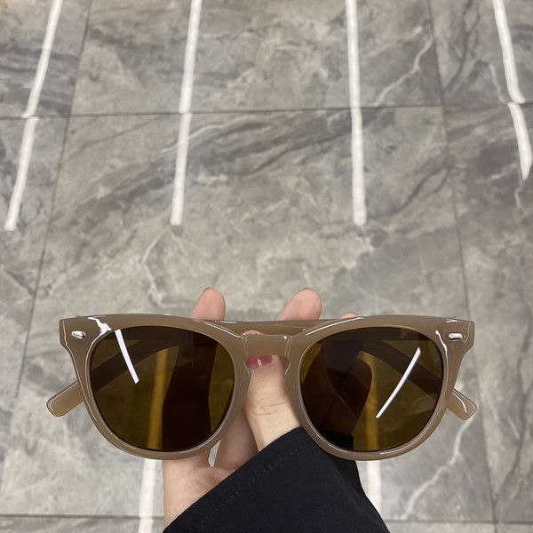 Ovaalse kujuga naiste prillid uus mudel