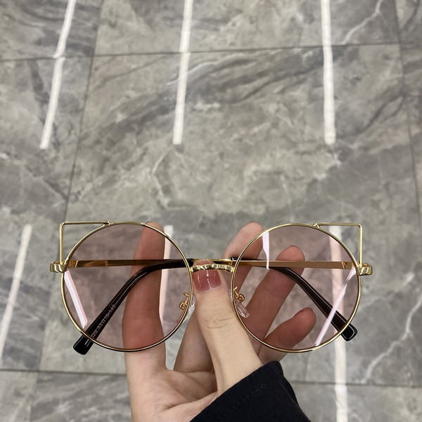 Uus ümara kujuga naiste prillide mudel - neli värvi