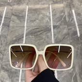 Kandiliste klaaside ja plastikraamiga naiste prillid