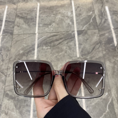 Kandiliste klaaside ja plastikraamiga naiste prillid