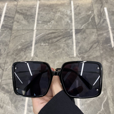 Kandiliste klaaside ja plastikraamiga naiste prillid