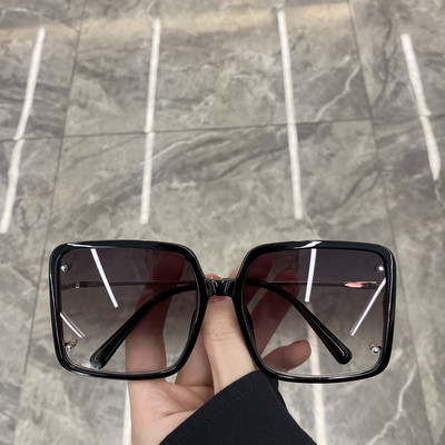 Kandiliste klaaside ja plastikraamiga naiste prillid