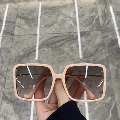 Kandiliste klaaside ja plastikraamiga naiste prillid