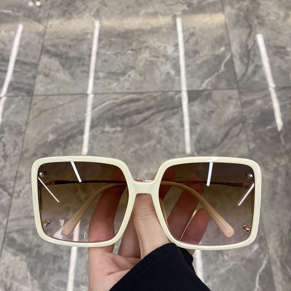 Kandiliste klaaside ja plastikraamiga naiste prillid