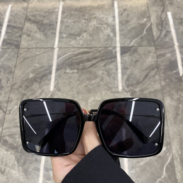 Kandiliste klaaside ja plastikraamiga naiste prillid