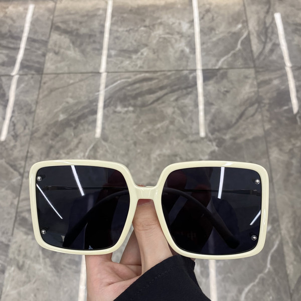 Kandiliste klaaside ja plastikraamiga naiste prillid