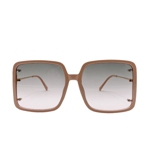 Kandiliste klaaside ja plastikraamiga naiste prillid