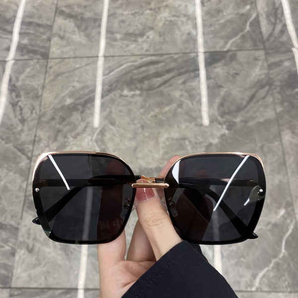 Μοντέρνα γυναικεία γυαλιά ηλίου με προστασία UV