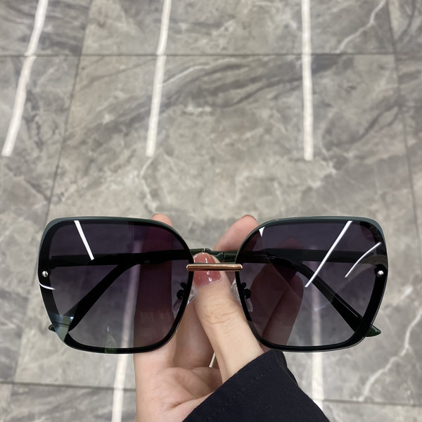 Μοντέρνα γυναικεία γυαλιά ηλίου με προστασία UV