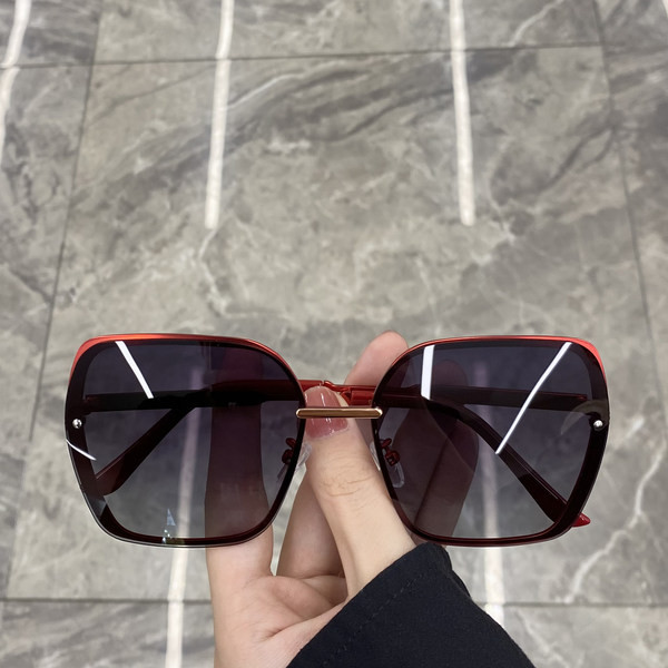 Μοντέρνα γυναικεία γυαλιά ηλίου με προστασία UV