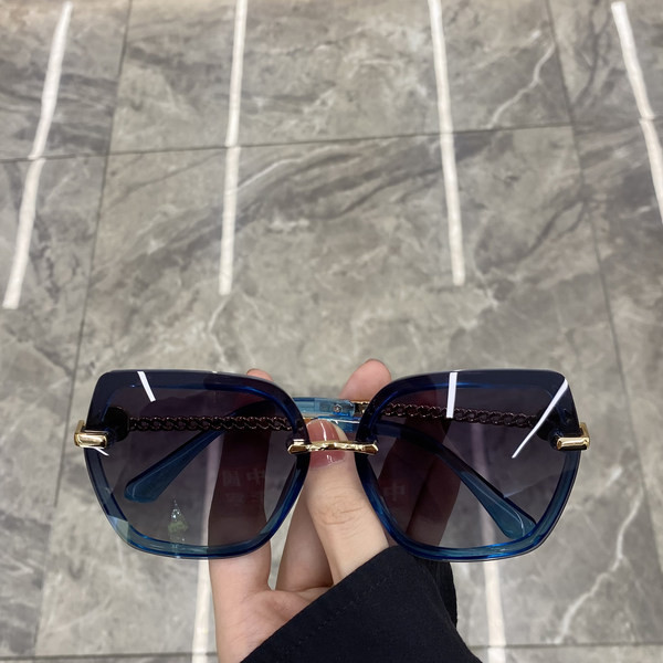 Γυναικεία πολωτικά τετράγωνα γυαλιά με λεπτό σκελετό