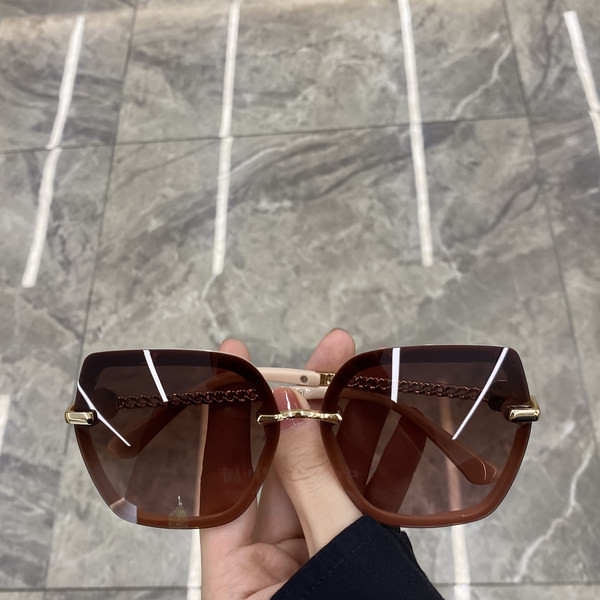 Γυναικεία πολωτικά τετράγωνα γυαλιά με λεπτό σκελετό