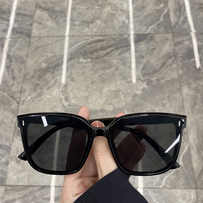 Naiste ruudukujulise raamiga prillid