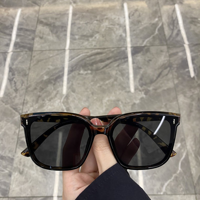 Naiste ruudukujulise raamiga prillid