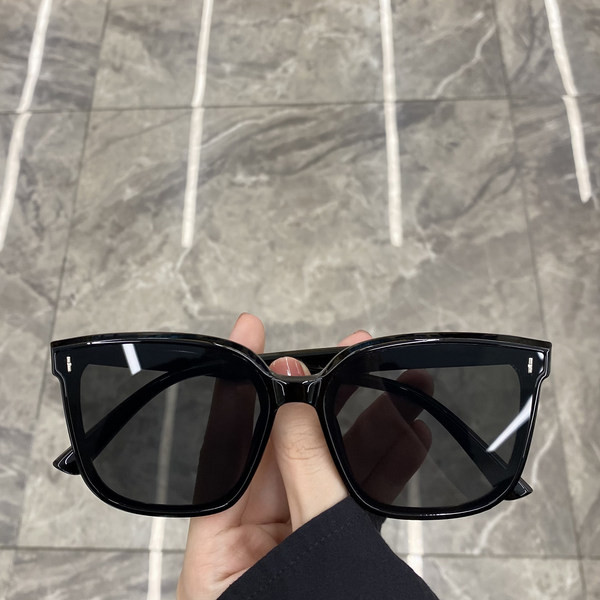 Naiste ruudukujulise raamiga prillid