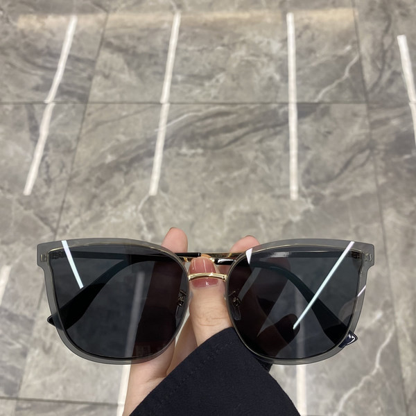 Naiste päikeseprillide uus mudel - retro stiilis