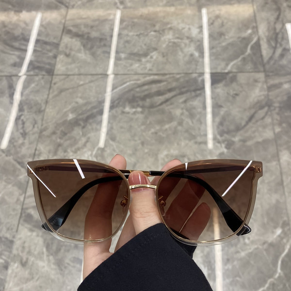 Naiste päikeseprillide uus mudel - retro stiilis