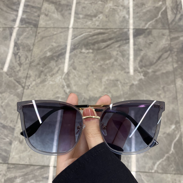 Naiste päikeseprillide uus mudel - retro stiilis