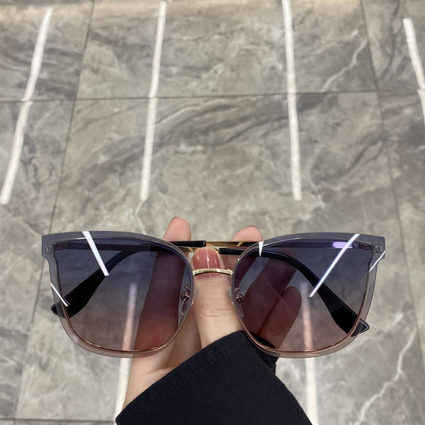 Naiste päikeseprillide uus mudel - retro stiilis