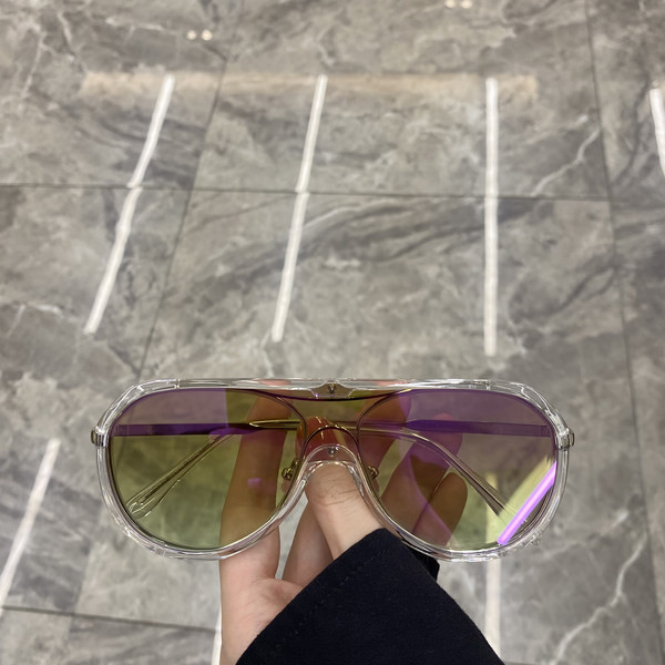 Uus peegelefektiga päikeseprillide mudel