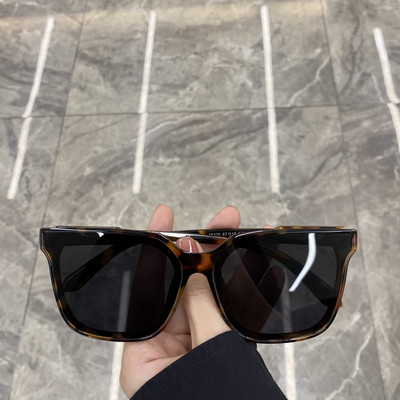 Naiste kandilised prillid ja värvilised prillid