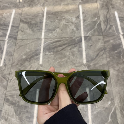 Naiste kandilised prillid ja värvilised prillid