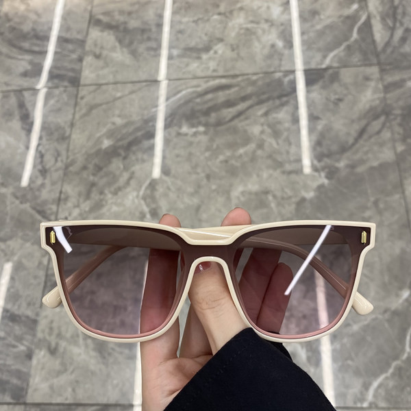 Naiste retrostiilis värvilise plastikraamiga prillid