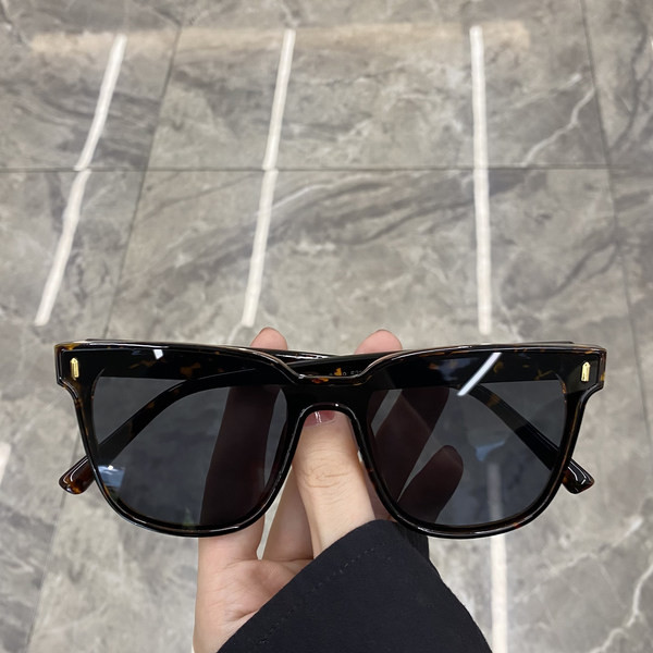 Naiste retrostiilis värvilise plastikraamiga prillid