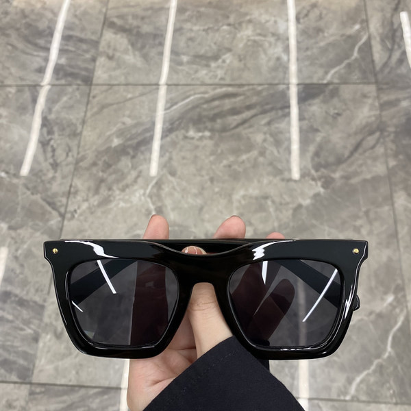 Μοντέρνα γυναικεία γυαλιά ηλίου πολλών χρωμάτων με τετράγωνο σχήμα
