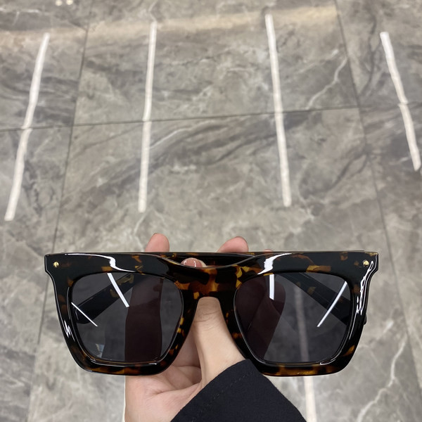 Μοντέρνα γυναικεία γυαλιά ηλίου πολλών χρωμάτων με τετράγωνο σχήμα