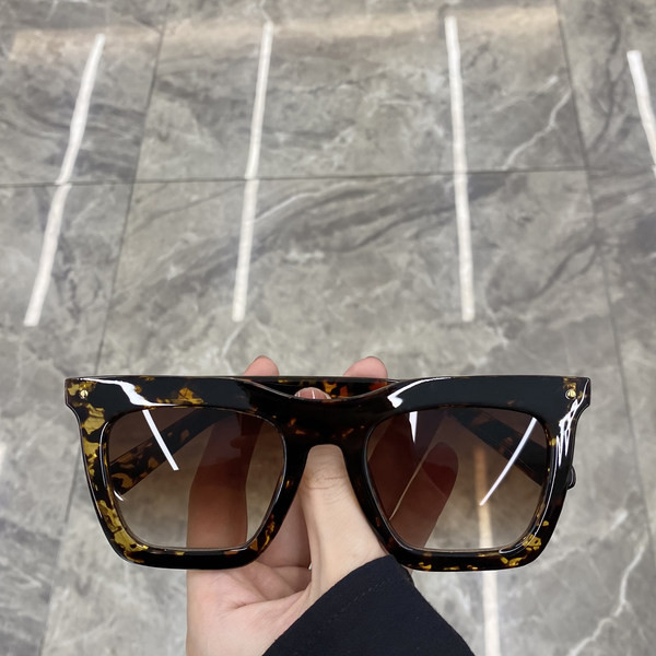 Μοντέρνα γυναικεία γυαλιά ηλίου πολλών χρωμάτων με τετράγωνο σχήμα