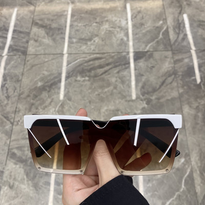 Γυναικεία γυαλιά ηλίου με τετράγωνο σχήμα