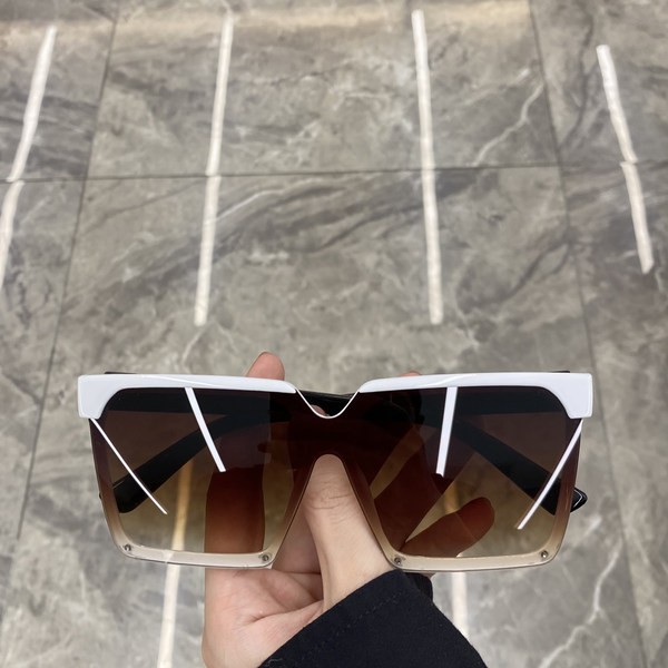 Γυναικεία γυαλιά ηλίου με τετράγωνο σχήμα