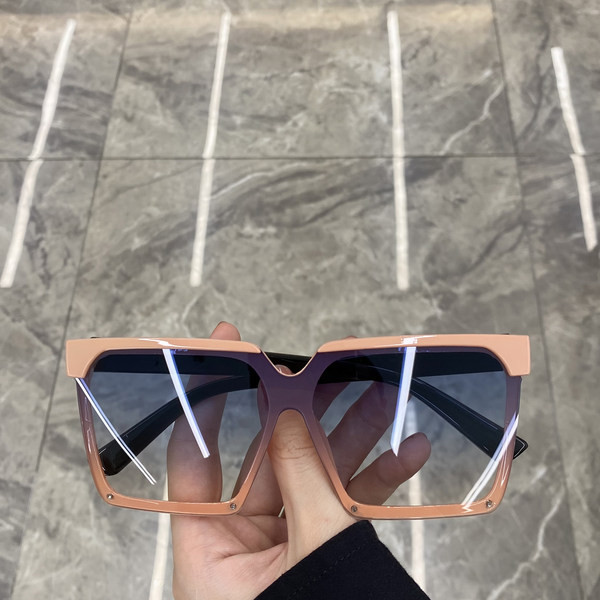 Γυναικεία γυαλιά ηλίου με τετράγωνο σχήμα