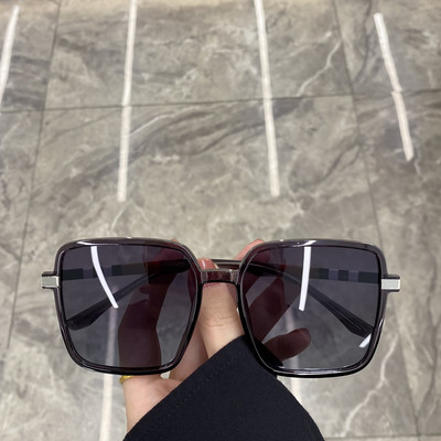 Uus ruudukujulise kujuga naiste prillide mudel