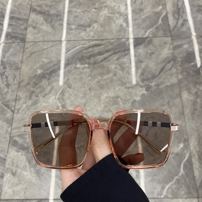 Uus ruudukujulise kujuga naiste prillide mudel