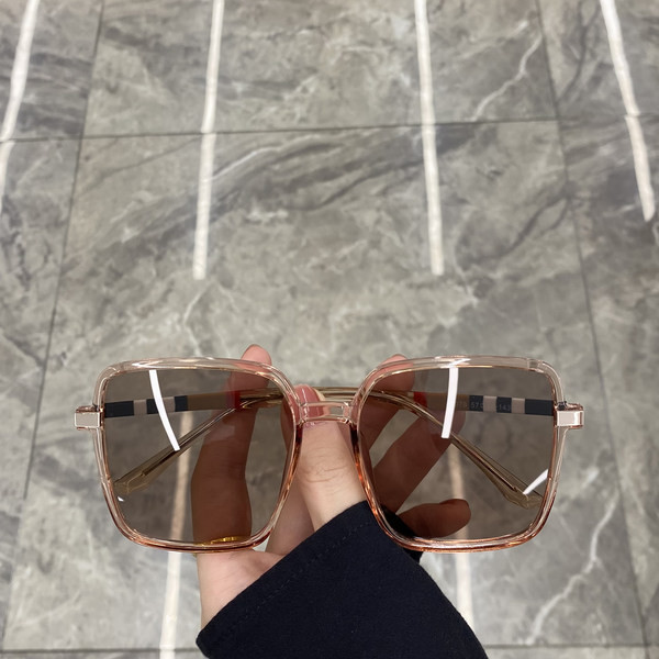 Uus ruudukujulise kujuga naiste prillide mudel