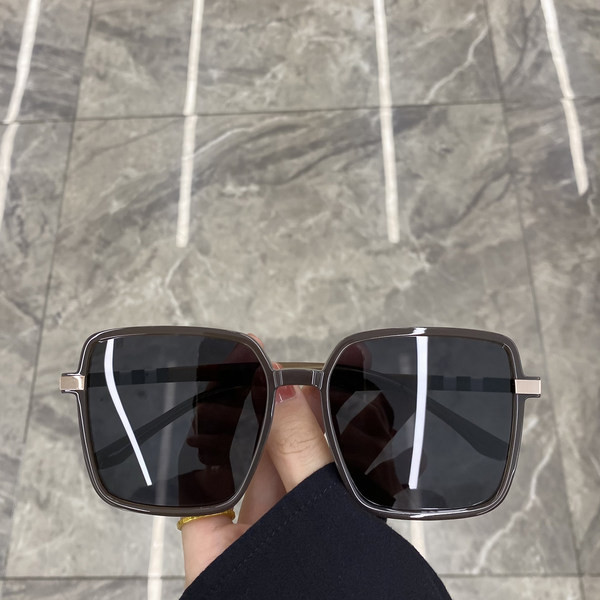 Uus ruudukujulise kujuga naiste prillide mudel