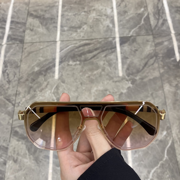 Naiste retroprillid mitmes värvitoonis