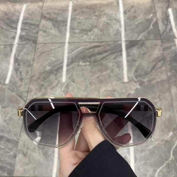 Naiste retroprillid mitmes värvitoonis