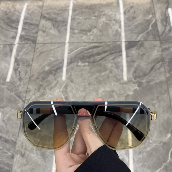 Naiste retroprillid mitmes värvitoonis