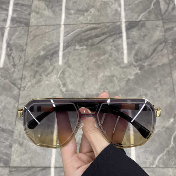 Naiste retroprillid mitmes värvitoonis